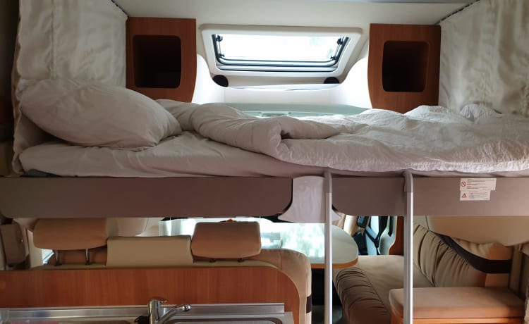 Golden Dream – Luxurious, bright, spacious, 4 pp Burstner camper