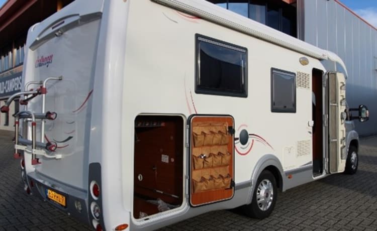 Comfortabele ruime camper  – Challenger met vrijstaand 2 pers. bed. 