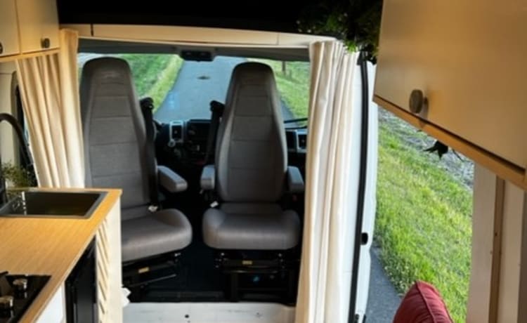 Try Vanlife – Probieren Sie Vanlife aus! in unserem Fiat Ducato Off the Grid (großes Festbett)