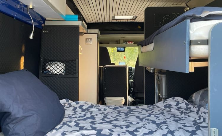 Blue Rambler – Peugeot Boxer bus camper from 2015