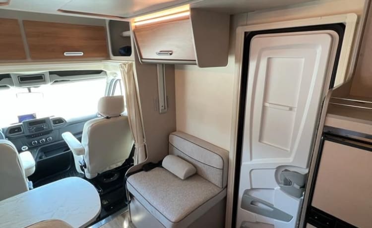 Zo goed als nieuw, zeer luxe, ruime én comfortabele 5pers. camper uit 2022  – 5p Renault semi-integrated from 2022