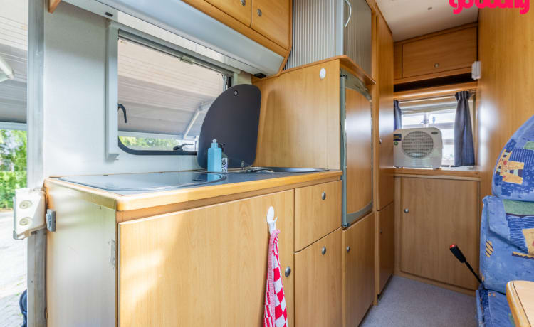 Knaussie – Wonderful compact alcove camper with 4 sleeping places