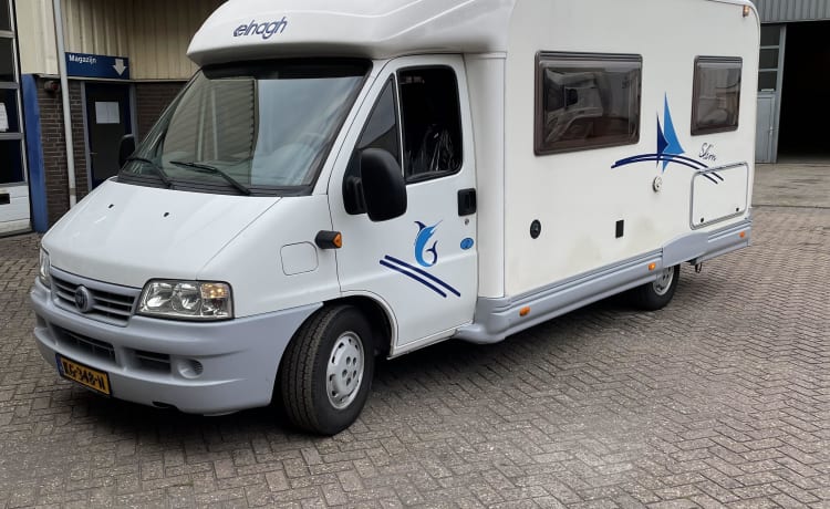 camper compatto per 4 persone molto bello