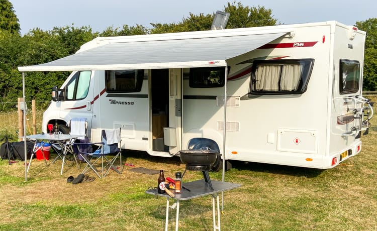 Luxury for two, comfort for 4, cosy for 6;  a lovely nearly new  Motorhome,