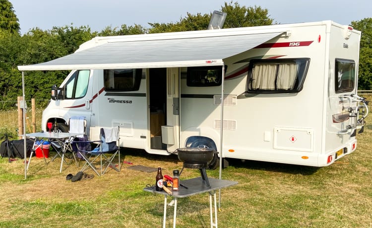 Luxe voor twee, comfort voor 4, knus voor 6; een mooie bijna nieuwe camper,