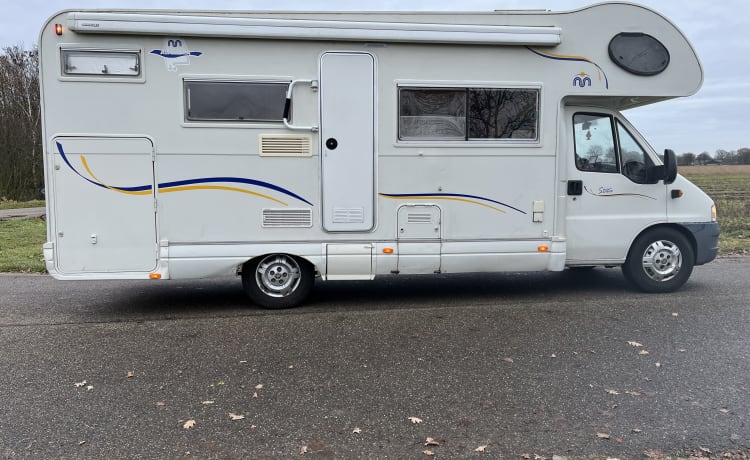 Fiat Ducato camper met stapelbed 