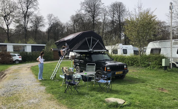 Black Beauty – Jeep Cherokee met Yuna Family rooftoptent