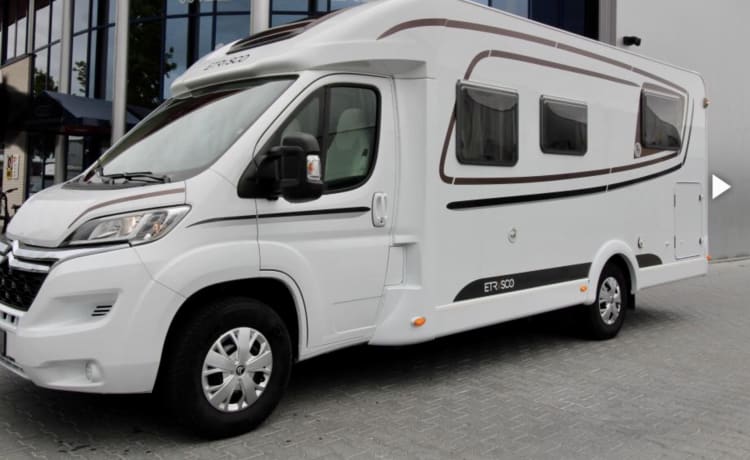Nice spacious Camper with single beds and XXL garage
