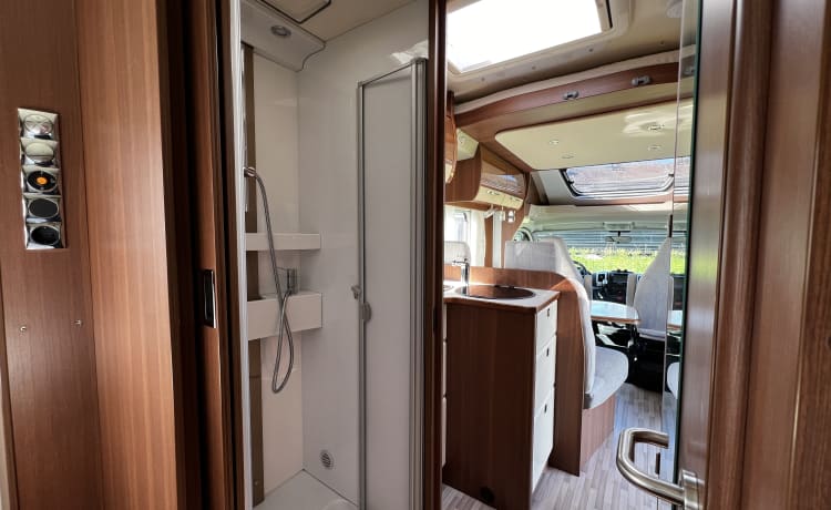 13 LMC T742 – Camper (2020) Half integrale camper 4 personen