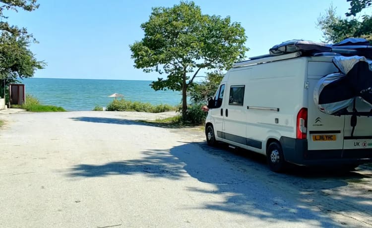 Il camper fuori rete può ospitare 2 persone