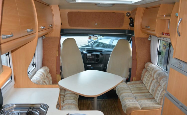 Welcome 74 – Nice 2-person Chausson "freedom and comfort on wheels" for B driving license