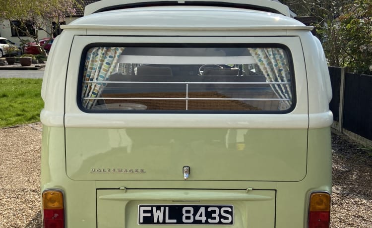 Olive – Klassischer Volkswagen-Wohnmobil mit 2 Schlafplätzen, Baujahr 1977