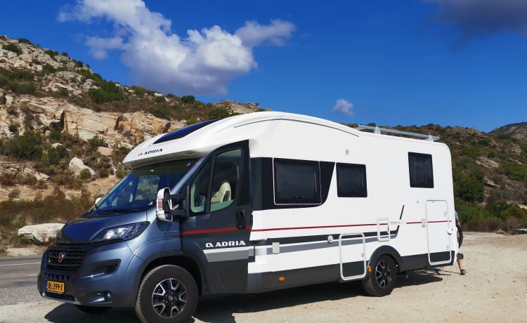 Camper familiare di lusso Adria Matrix con sistema di livellamento automatico