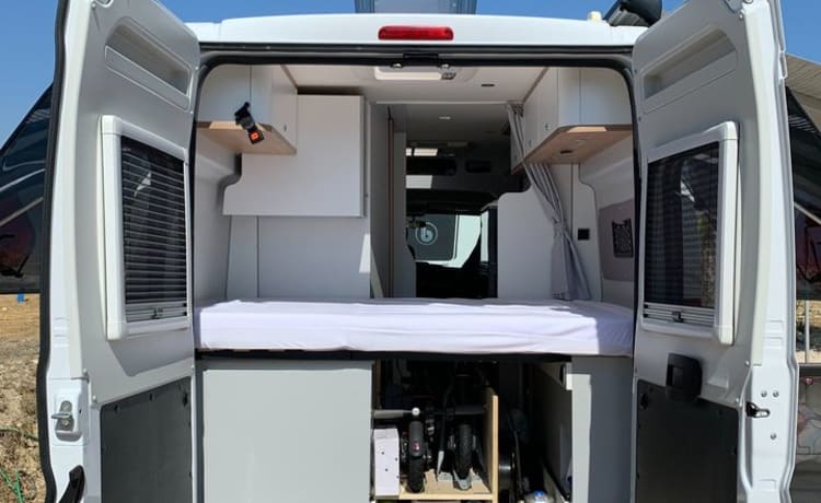 Vrijheid op wielen – Fully equipped camper with solar panel