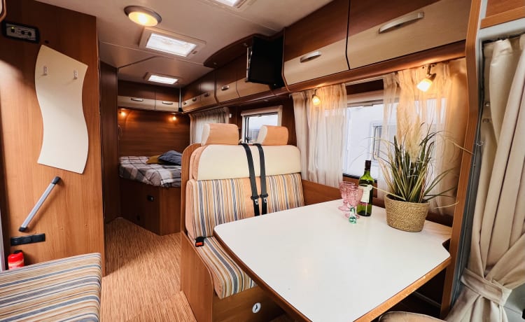 Making Memories! – Cozy fully furnished Hymer Carado 4 persons / Euro 5 motorbike