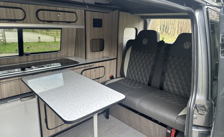 Camper van Dijk – 4 berth Volkswagen Transporter Pop Top Camper