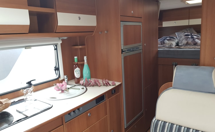 Luxury 6-person camper for rent {OFFER}