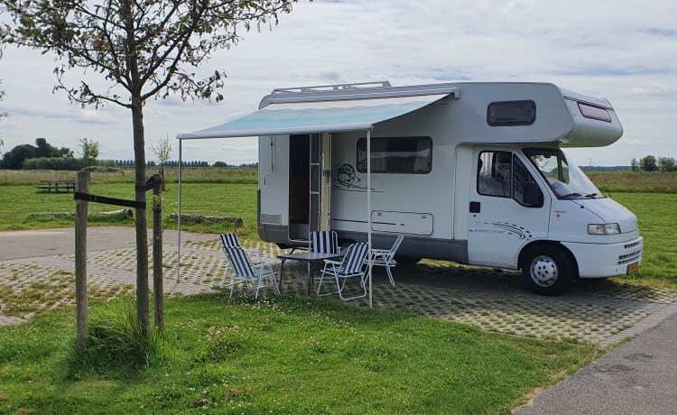 Joli camping-car en alcôve Dethleffs pour 5 personnes.