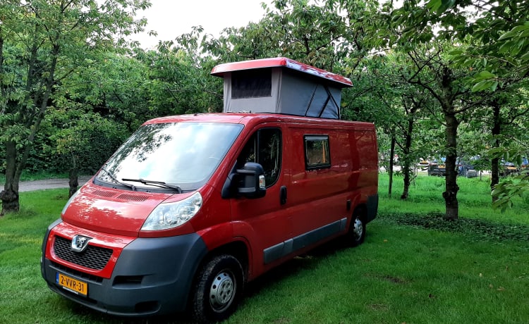 TheRedBoxCamper – 2p Peugeot campervan uit 2012