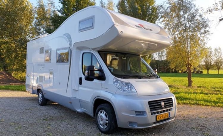 RollerTeam2 – Luxury Rollerteam camper, 5 belts and lots of storage space, fully furnished