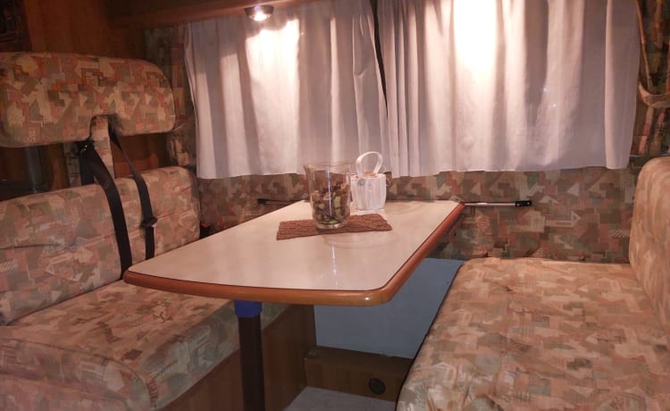 EvEn – Comfortable motorhome with 7 travel seats and 7 sleeping places,