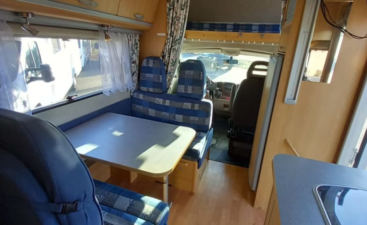 Camper familiare con garage XL e un'accogliente area salotto! (6 persone)