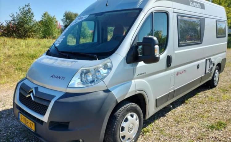 Avanti La Strada – Camping-car de luxe | 4 places assises/3 couchages | Cuisine/Toilette/Climatisation moto/Porte-vélos