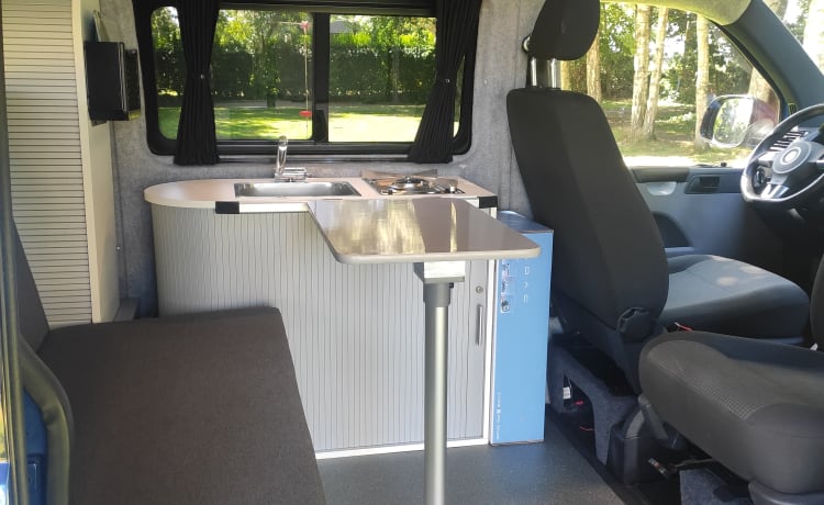 Robusto camper per autobus Volkswagen T5 per 2-4 persone