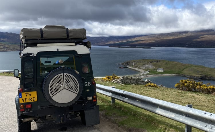 Geisli  – Land Rover defender 90 with roof tent