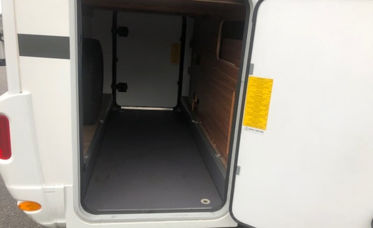 Camper Adria 2 per 4 persone completamente arredato, letti lunghi e letto basculante