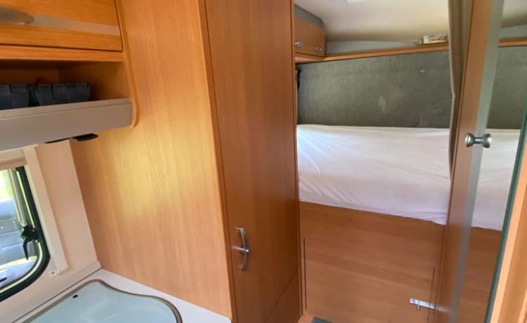 Knausie – Nette, Compacte Vierpersoons (gezins-)Camper met twee vaste bedden