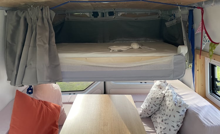 Vanneke – Veelzijdige camperbus met groot bed