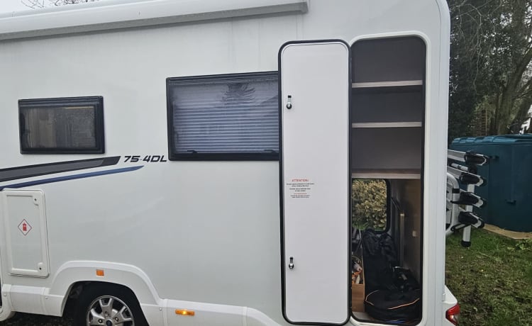 Rose – Luxe automatische camper met 4 slaapplaatsen 