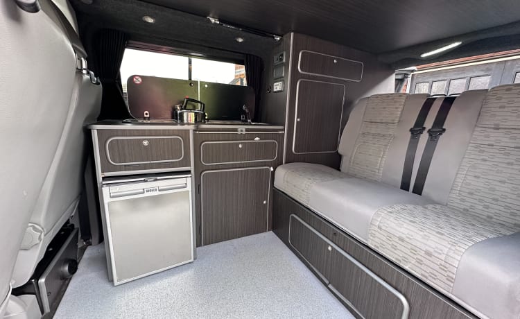 Flo! – Flo! - Il nostro divertente e comodo camper Volkswagen Transporter 5.1 a 4 posti letto 