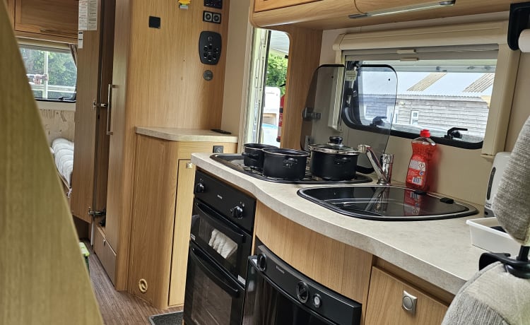 Molly – 6 berth Peugeot Majestic 