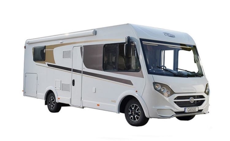 23/24 – Beau camping-car compact avec un lit fixe pour 2 personnes et un lit escamotable pour 2 personnes.