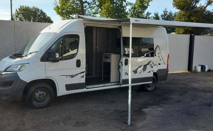 Pip Squeak –  2/3 birth citroen Relay, Awning, toilet shower