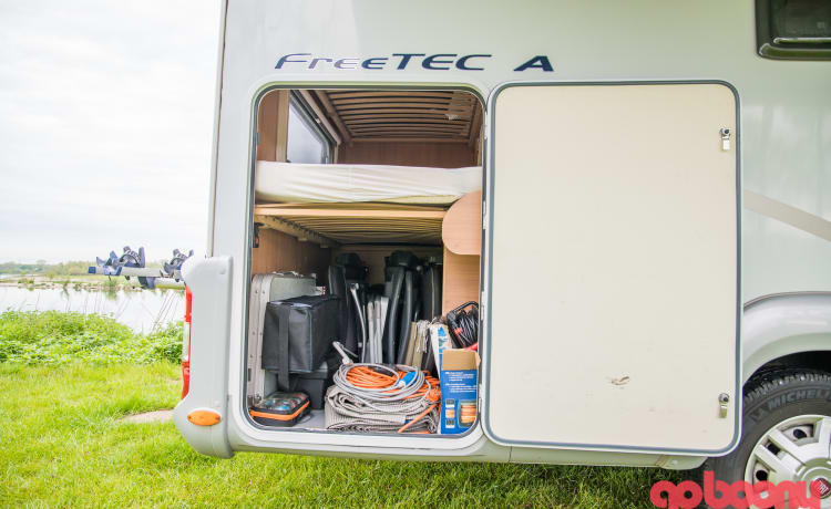 Camping-car alcôve entièrement meublé