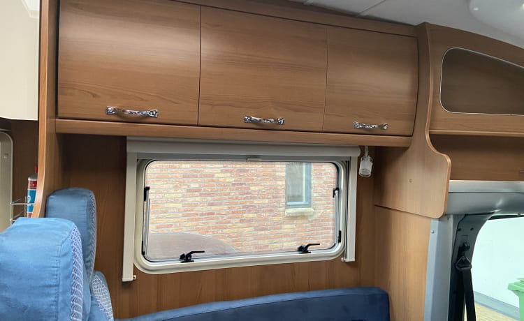 Very spacious LMC Camper with fully automatic hydraulics level system