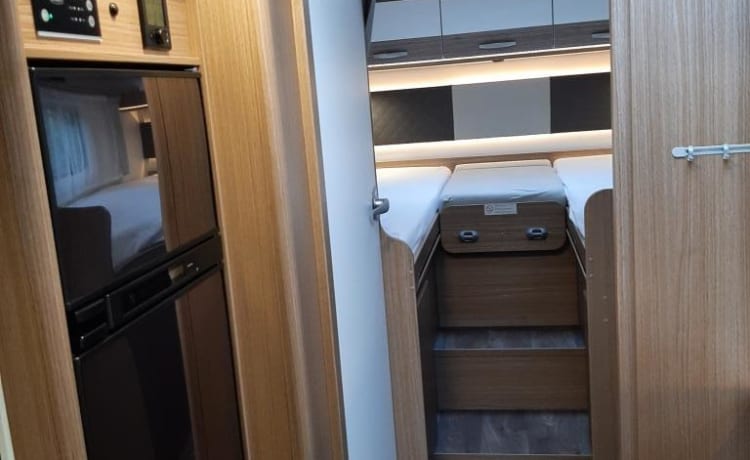 Carado T447 van 2021, is een ruime, compleet uitgerust en luxe camper