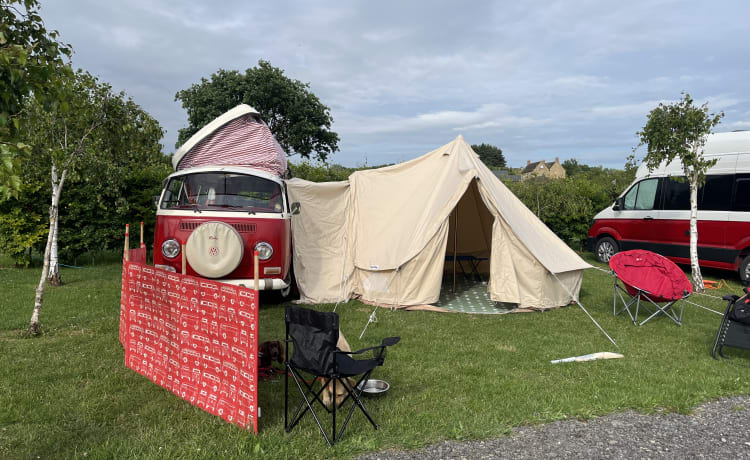 Ruby Tuesday  – Volkswagen Campervan mit 4 Schlafplätzen plus Rundzelt mit 4 Schlafplätzen 