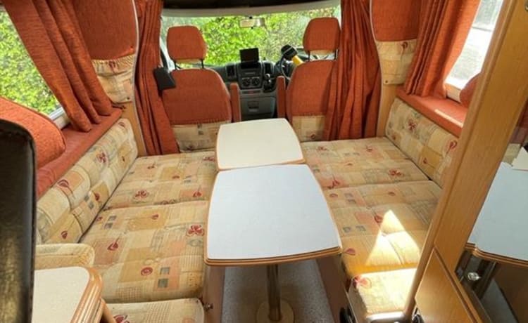 Einzigartig! Geräumiges Nuevo Autosleeper-Wohnmobil mit 4 Schlafplätzen und 4 Passagieren