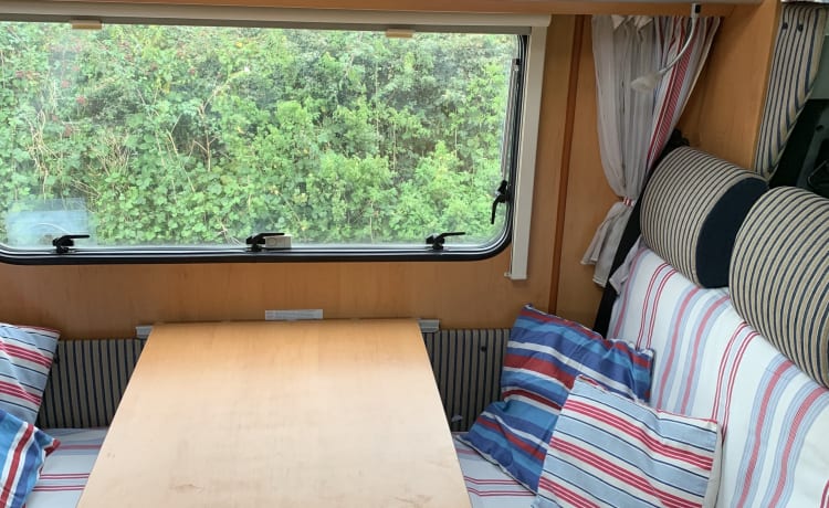 Wonderful Hymer, off-grid capable, fully kitted-out, Double and 2 fixed bun