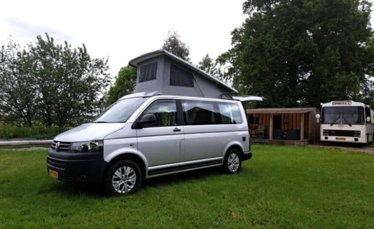 Super mooie compacte  4 persoons Volkswagen T5 camper