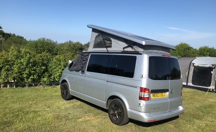 Vanessa  – Furgone camper VW T5.1 4 posti letto Pop Top