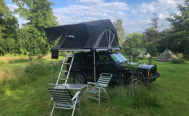 Black Beauty – Jeep Cherokee met Yuna Family rooftoptent