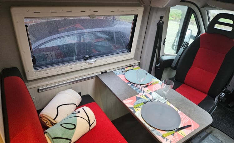 Black Beauty – Lits kingsize à longueur fixe, camping-car 2p complet