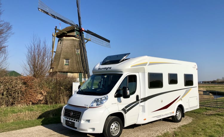 Zeer mooie en complete ruime familie camper voor 2-4 personen 