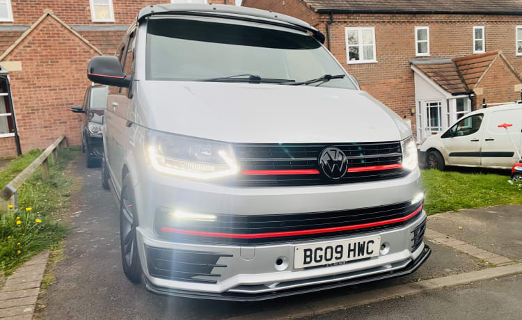 Jack – Stylish 4 berth Volkswagen Transporter Campervan 