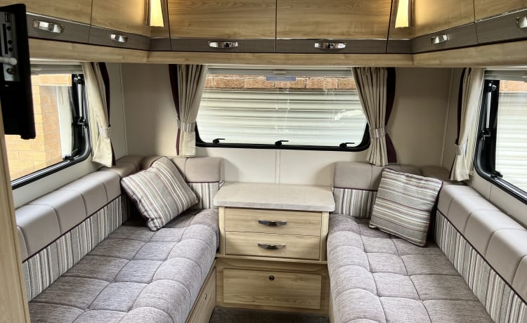 Eddie – Luxury 4 berth motorhome includes insurance and breakdown